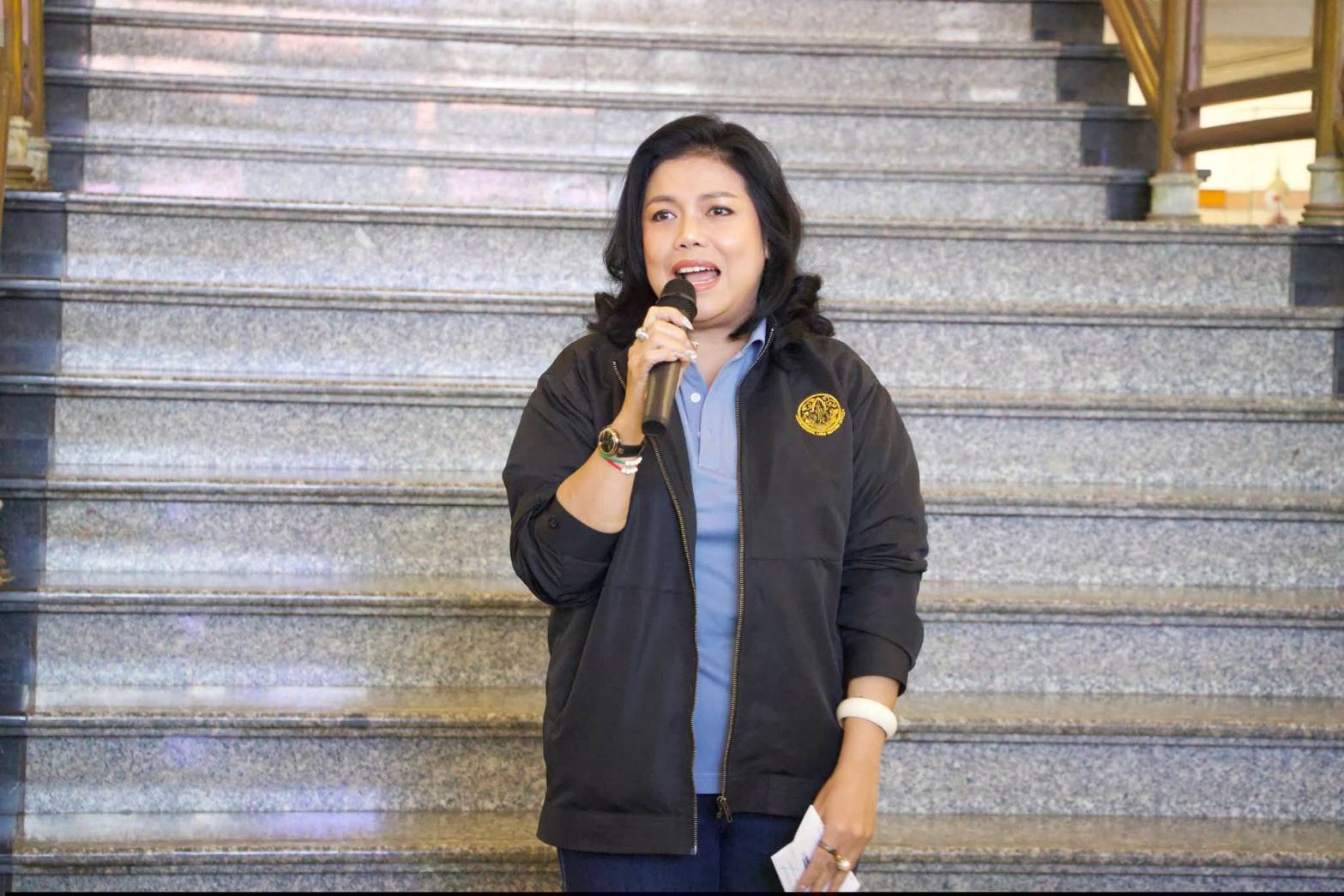 title - ผอ.ศพส. ห้การต้อนรับ คณะผู้บริหาร พนักงาน และสื่อมวลชน จาก บริษัท ทิพยประกันภัย จำกัด (มหาชน) พร้อมนำคณะเข้าเยี่ยมชมนิทรรศการสืบสาน สายธาร สร้างงาน หัตถศิลป์ ณ ศูนย์ส่งเสริมและพัฒนาอาชีพเสริมนอกภาคการเกษตร (ศูนย์ศิลปาชีพ บางไทรฯ (เดิม)) 